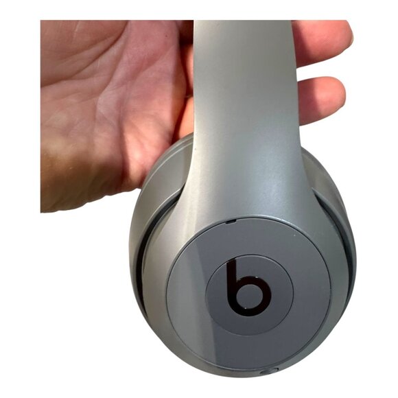 Beats Studio 3 Wireless Over-Ear Noise-Cancelling Headphones Case & Charger - Picture 2 of 7